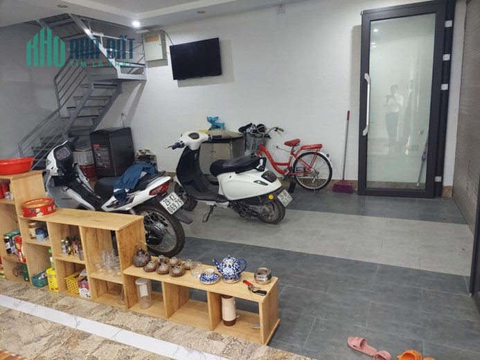 Bán nhà Phố Đức Giang, ô tô tránh, 51 m2, 2T, MT 6,5m, chỉ 1,8 tỷ.