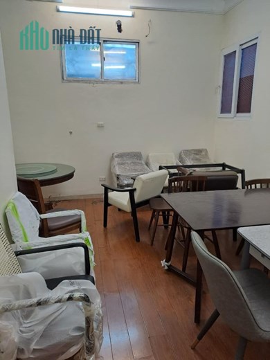 Cho thuê nhà nguyên căn mặt phố Đường Láng 70m2* 4 tầng, giá 30 triệu/tháng (có thương lượng)