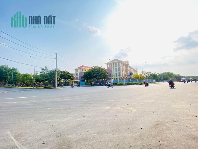 Bán nhà Cấp 4, Mặt tiền 30m Bờ Bao Tân Thắng 1, DT: 4x17m, xây dựng 8 tầng, giá : 10.5 tỷ
