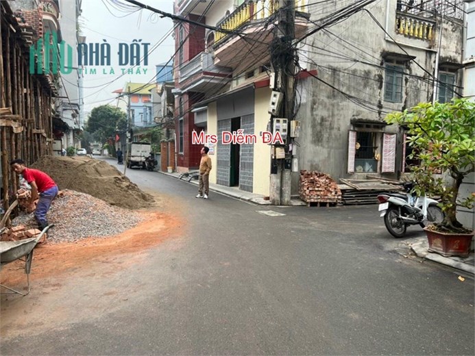 Nhỉnh 1 tỷ, Mrs DIễm cần bán 64.4m đất có nhà C4 ngay trung tâm tổ 13 Thị Trấn Đông Anh.