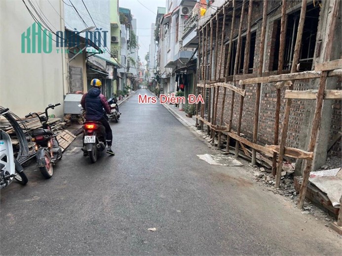 Nhỉnh 1 tỷ, Mrs DIễm cần bán 64.4m đất có nhà C4 ngay trung tâm tổ 13 Thị Trấn Đông Anh.