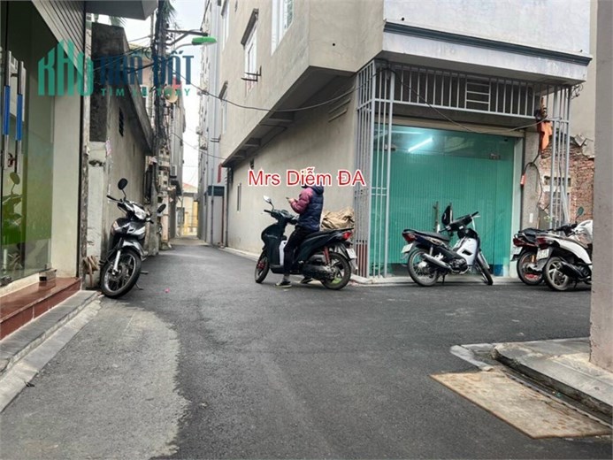 Nhỉnh 1 tỷ, Mrs DIễm cần bán 64.4m đất có nhà C4 ngay trung tâm tổ 13 Thị Trấn Đông Anh.