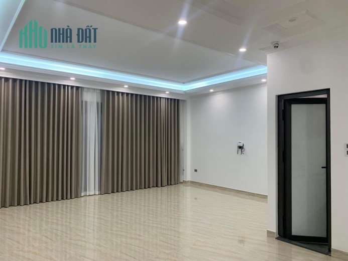 Bán tòa văn phòng 106 Hoàng Quốc Việt, 80m2 7 Tầng Thang Máy – Oto 23.5 Tỷ