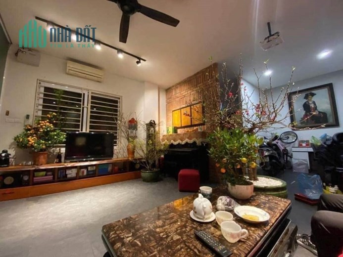 BÁN NHÀ PHÂN LÔ HÀO NAM. DIỆN TÍCH 50m2, 5 tầng, mặt tiền 5,3m. Ô tô đỗ cửa, nhà đẹp ở ngay