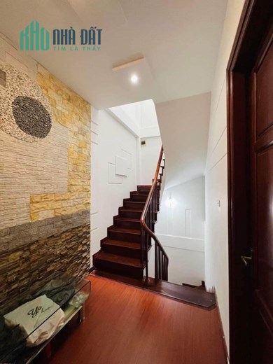 BÁN NHÀ PHÂN LÔ HÀO NAM. DIỆN TÍCH 50m2, 5 tầng, mặt tiền 5,3m. Ô tô đỗ cửa, nhà đẹp ở ngay