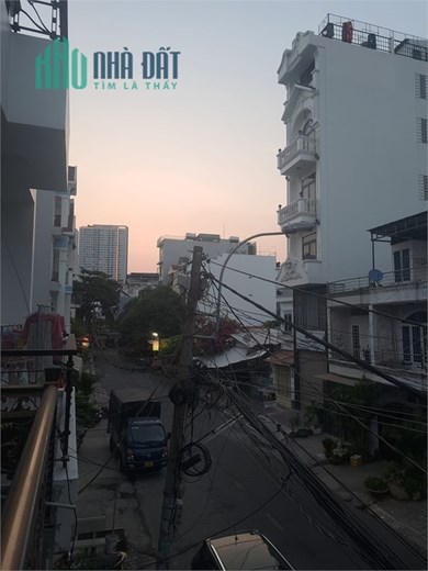 MẶT TIỀN ĐƯỜNG SỐ-XE HƠI NGỦ TRONG NHÀ-KẾ BÊN CHỢ TÂN QUY
