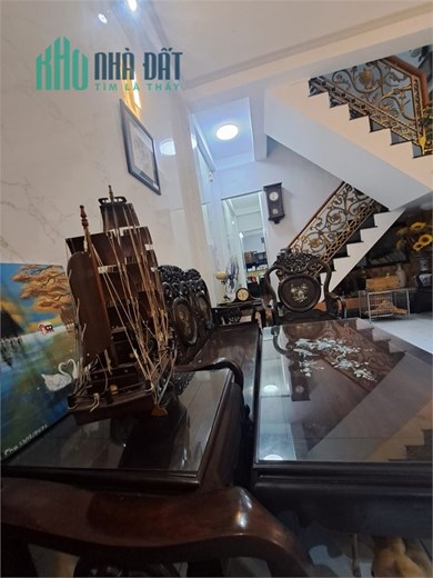 MẶT TIỀN ĐƯỜNG SỐ-XE HƠI NGỦ TRONG NHÀ-KẾ BÊN CHỢ TÂN QUY