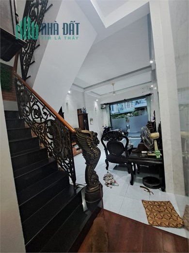 MẶT TIỀN ĐƯỜNG SỐ-XE HƠI NGỦ TRONG NHÀ-KẾ BÊN CHỢ TÂN QUY