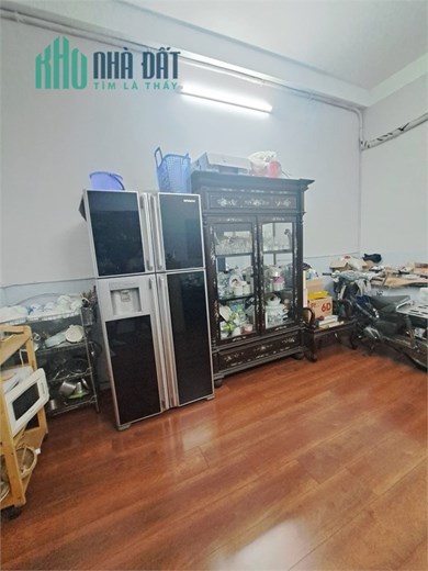 MẶT TIỀN ĐƯỜNG SỐ-XE HƠI NGỦ TRONG NHÀ-KẾ BÊN CHỢ TÂN QUY