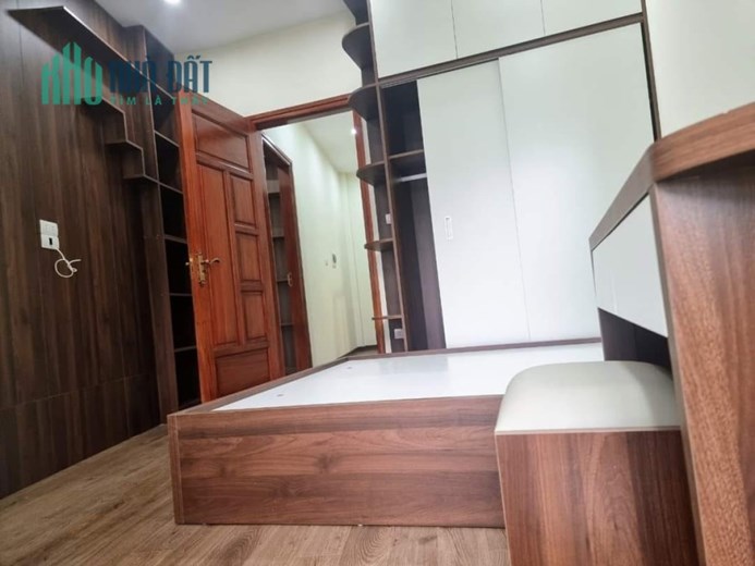 NHÀ MỚI - LÔ GÓC - TRUNG TÂM BỒ ĐỀ - NGÕ Ô TÔ - 1 NHÀ RA Ô TÔ TRÁNH.GIÁ 5TYRXX... DT 43 M2.