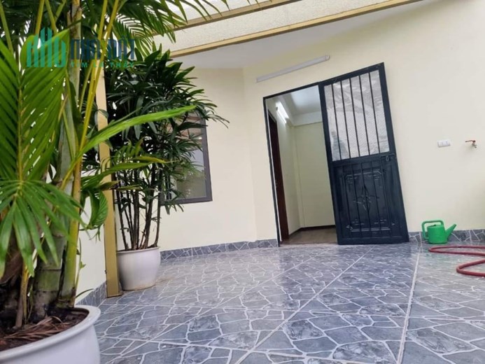 NHÀ MỚI - LÔ GÓC - TRUNG TÂM BỒ ĐỀ - NGÕ Ô TÔ - 1 NHÀ RA Ô TÔ TRÁNH.GIÁ 5TYRXX... DT 43 M2.