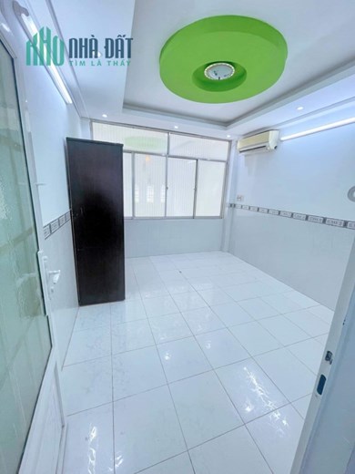 Bán nhà Hẻm xe hơi Nguyễn Khoái Q4
 Dt 61.5 m Ngang 3.4x 20.17 m- 3 tấm hơn 6 tỷ cách Q1,Q5,Q7,Q8-