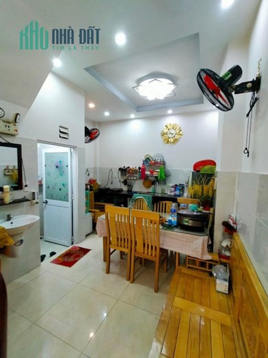 Ngôi nhà hoa hồng đường 18B, hèm xe hơi, 2 tầng, 40m2 DTXD: 80M2 chỉ 3.65 tỷ