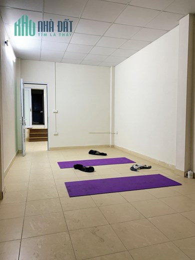 Bán đất tặng nhà Hoàng Cầu 70m mặt tiền 3.5m giá 8 tỷ trước nhà rộng 3m cách ô tô 1 nhà