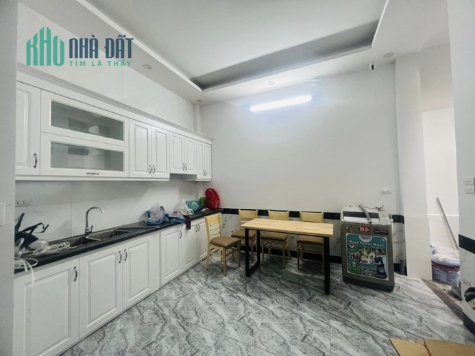 CỰC CHẤT CẦU GIẤY 40M X 5T, NGÕ THÔNG GẦN PHỐ, Ô TÔ, NHỈNH 4 TỶ.