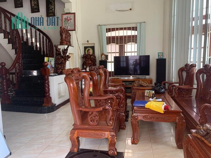 Bán nhà 3 tầng đường tân kỳ tân quý, hẻm 8m, 233m2 chỉ 24 tỷ, cách mặt tiền 1 căn nhà.