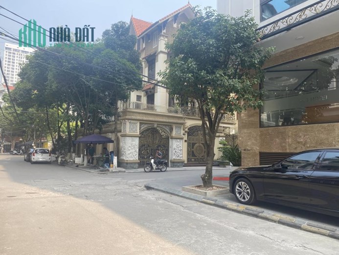 Nhà tầng hầm thang máy vỉa hè ô tô tránh phố Trung Kính 20 tỷ