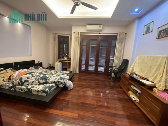 Nhà tầng hầm thang máy vỉa hè ô tô tránh phố Trung Kính 20 tỷ