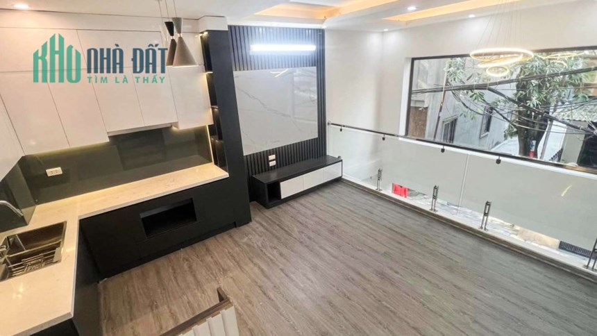 Nhà mới Ngô Gia Tự, Long Biên, ô tô vào, lô góc thoáng, 37m2x 5 tầng, mặt tiền: 9m, 3 tỷ 9
