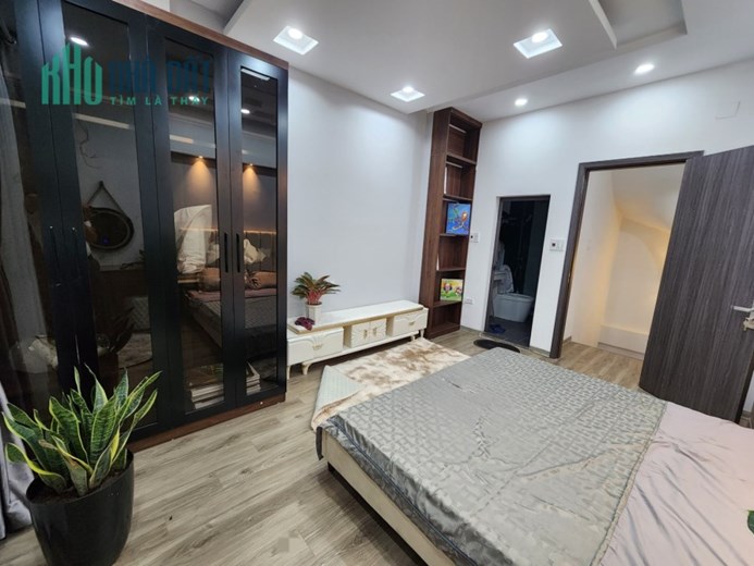 Bán nhà đường Trường Chinh. 36m2. 5 Tầng. Hơn 4 Tỷ. PHÂN LÔ. Ô TÔ. Nhà đẹp, ở ngay. 096084286