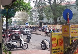 Cần bán gấp nhà mặt phố Vũ Ngọc Phan 74m2 MT 4.2m nhà đẹp hai thoáng thang máy vỉa hè