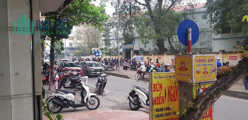 Cần bán gấp nhà mặt phố Vũ Ngọc Phan 74m2 MT 4.2m nhà đẹp hai thoáng thang máy vỉa hè