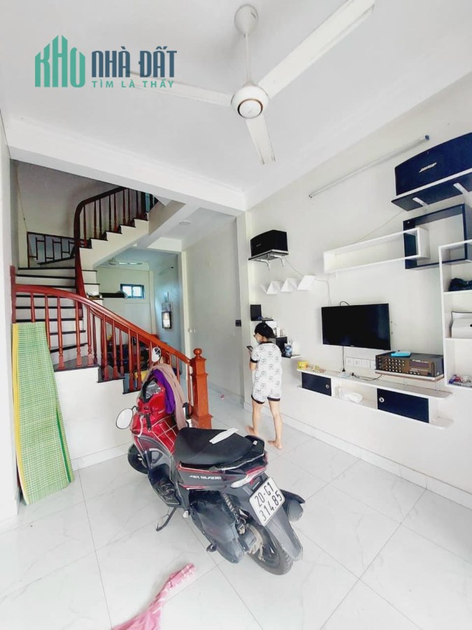 BÁN NHÀ CHÍNH CHỦ HẢI BỐI  ĐẸP LUNG LNH NHỈNH 2 TỶ ÔTÔ VÀO KCN BẮC THĂNG LONG 1,5KM GẦN TRƯỜNG GẦN