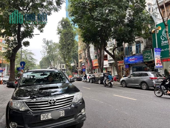 HIẾM!! Bán Nhà Mặt Phố Lê Đại Hành, Vị Trí Đẹp, Vỉa Hè Rộng, KD Đỉnh, 42m2, 3Tầng, Nhỉnh 23 Tỷ.