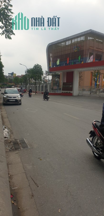 Bán  căn Shophouse khu chung cư Homeland, view trường, kinh doanh tốt, 35m2, nhỉnh 2 tỷ