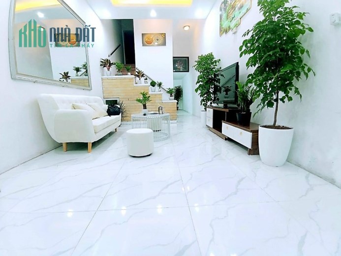 Bán gấp nhà Lạc Long Quân, Cầu Giấy 44m2, 4 tầng, mt 4m, chỉ 4.68 tỷ.