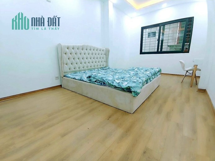 Bán gấp nhà Lạc Long Quân, Cầu Giấy 44m2, 4 tầng, mt 4m, chỉ 4.68 tỷ.