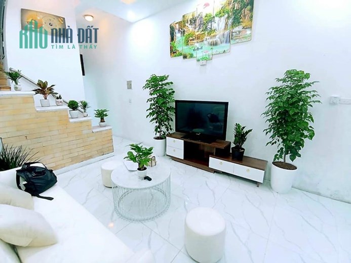 Bán gấp nhà Lạc Long Quân, Cầu Giấy 44m2, 4 tầng, mt 4m, chỉ 4.68 tỷ.
