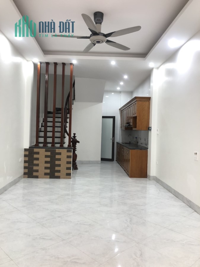 Cần bán nhà phố Tư Đình, 35 m2, 5 tầng, mặt tiền 4 m, giá chỉ 3 tỷ.