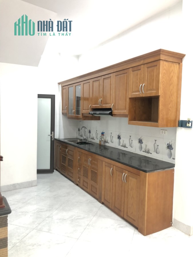 Cần bán nhà phố Tư Đình, 35 m2, 5 tầng, mặt tiền 4 m, giá chỉ 3 tỷ.