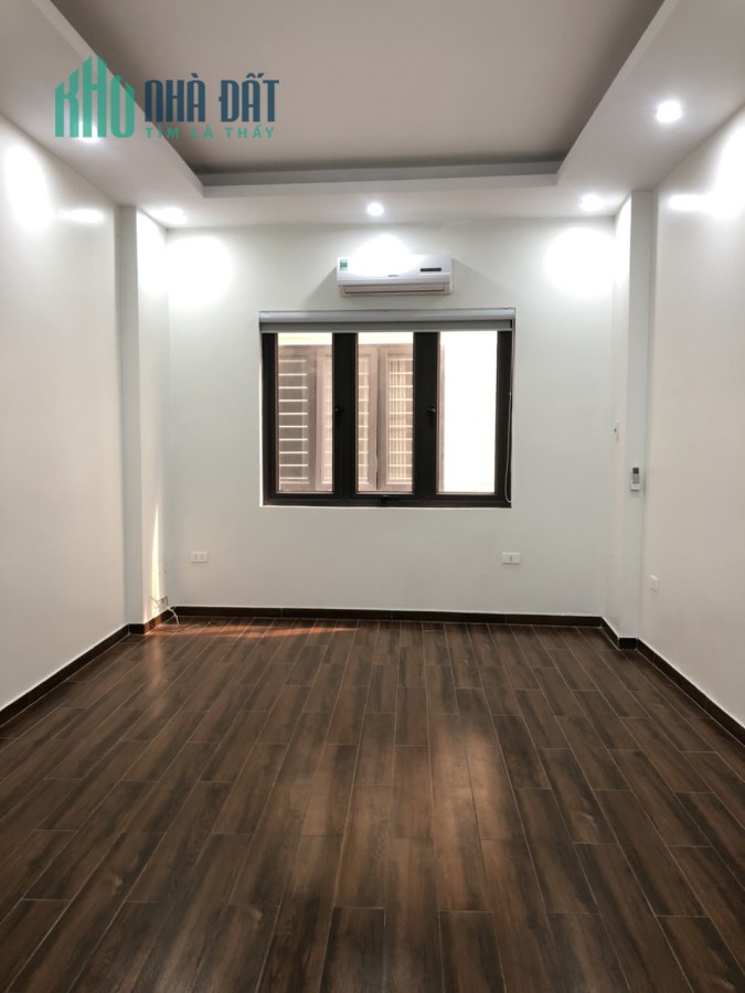 Cần bán nhà phố Tư Đình, 35 m2, 5 tầng, mặt tiền 4 m, giá chỉ 3 tỷ.