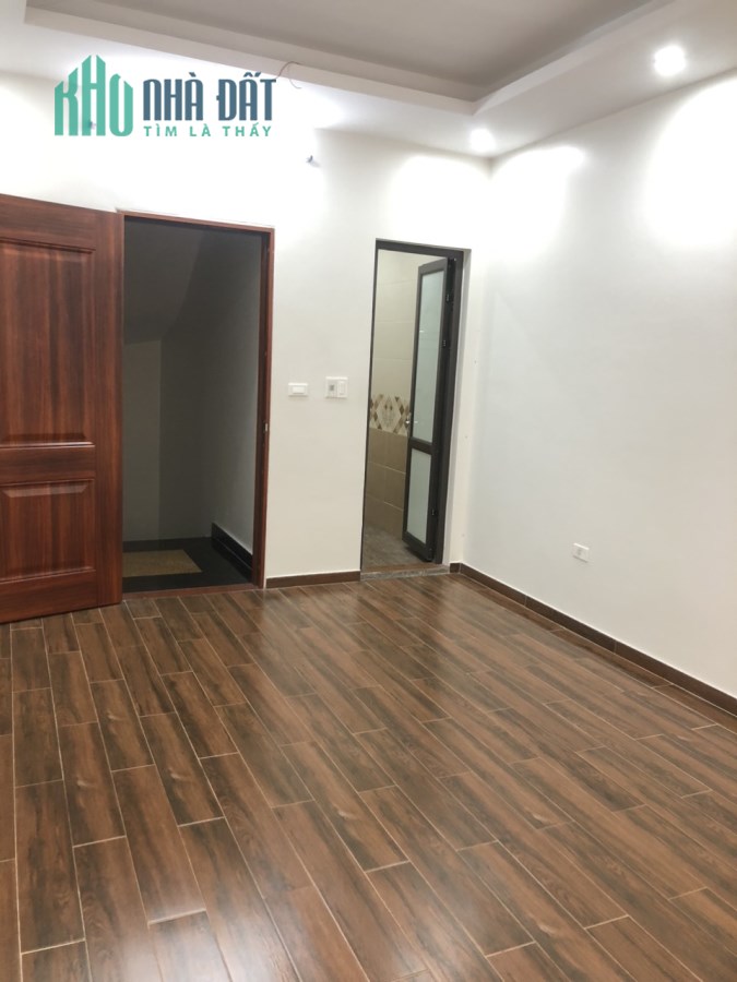 Cần bán nhà phố Tư Đình, 35 m2, 5 tầng, mặt tiền 4 m, giá chỉ 3 tỷ.
