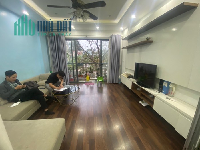 Nhà đường  Tân Mai 50m2, 5 tầng, giá 7.8 tỷ, ô tô đỗ cửa