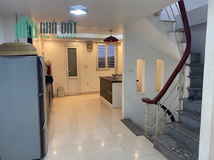 Nhà đường  Tân Mai 50m2, 5 tầng, giá 7.8 tỷ, ô tô đỗ cửa