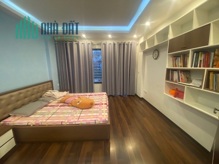 Nhà đường  Tân Mai 50m2, 5 tầng, giá 7.8 tỷ, ô tô đỗ cửa