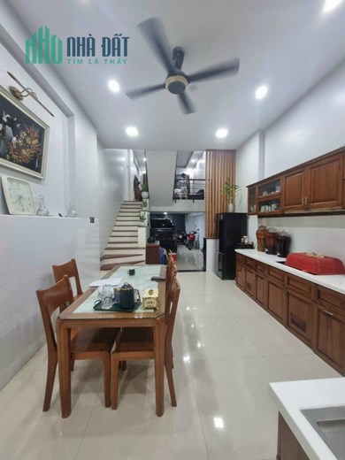 Bán Nhà HẺM 12M THÔNG - Chợ Hạnh Thông Tây, P.11, Gò Vấp ❤️⚡
- DT: 4m x 17m. Đúc 1 Trệt + 3 Lầu.