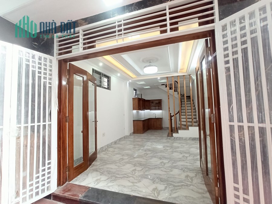Bán nhà Ngọc Thuỵ gần hồ, ngõ thông, oto đỗ cổng, chỉ việc ở.