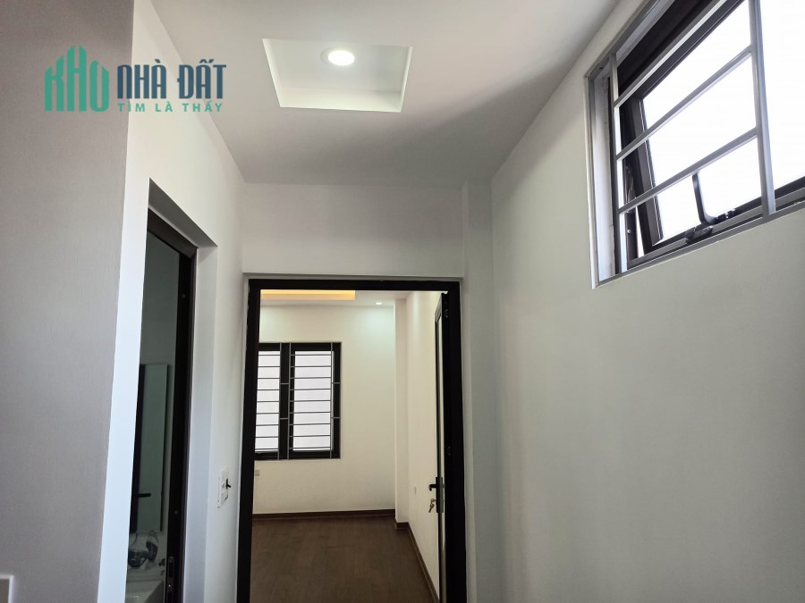 Bán nhà Ngọc Thuỵ gần hồ, ngõ thông, oto đỗ cổng, chỉ việc ở.
