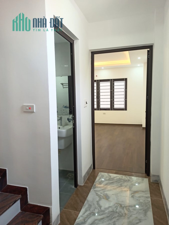 Bán nhà Ngọc Thuỵ gần hồ, ngõ thông, oto đỗ cổng, chỉ việc ở.