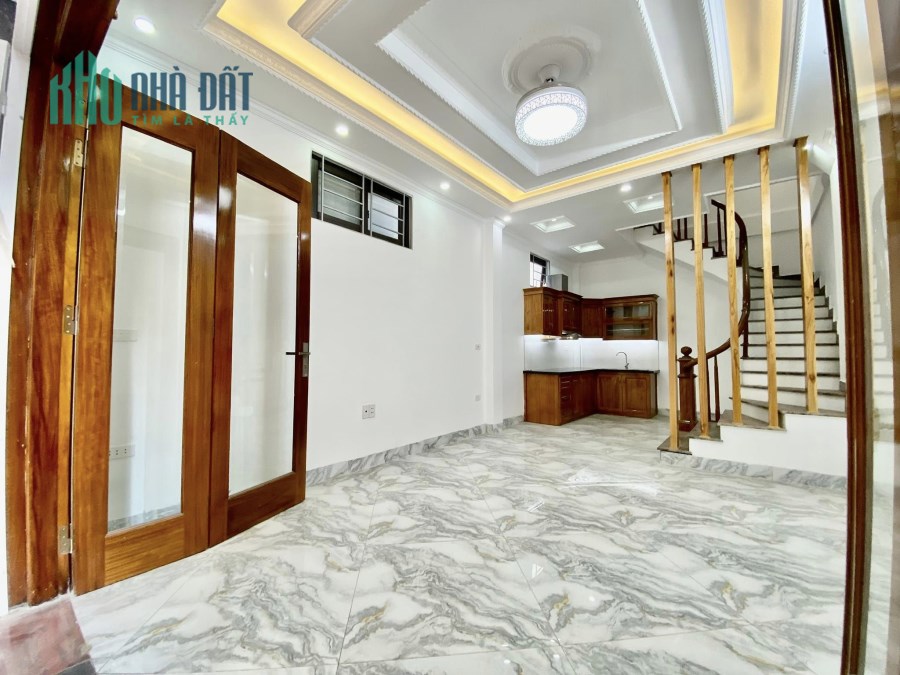 Bán nhà Ngọc Thuỵ gần hồ, ngõ thông, oto đỗ cổng, chỉ việc ở.