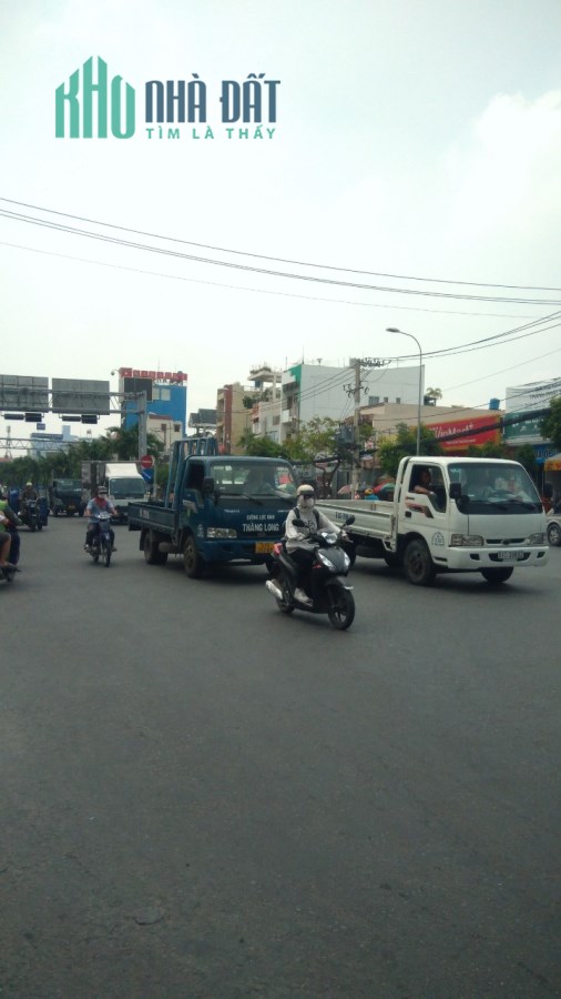 CHỦ NGỘP NGÂN HÀNG CẦN BÁN GẤP NHÀ MẶT TIỀN ĐƯỜNG TÔ KÝ- QUẬN 12- NGANG KHỦNG 18,6M- GIÁ GIẢM 02