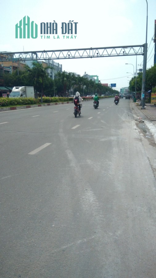 CHỦ NGỘP NGÂN HÀNG CẦN BÁN GẤP NHÀ MẶT TIỀN ĐƯỜNG TÔ KÝ- QUẬN 12- NGANG KHỦNG 18,6M- GIÁ GIẢM 02