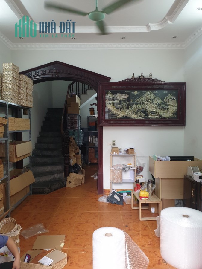 Cho thuê nhà phố Gia Quất, Long Biên 100m2 * 4 tầng * ô tô vào nhà