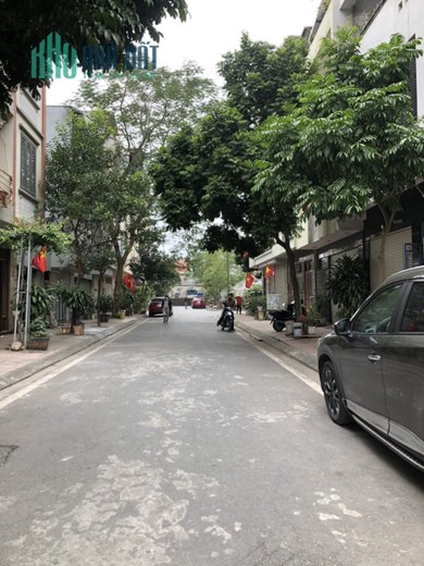 Bán đất Thạch Bàn, vỉa hè, ô tô tránh, 80 m2, MT 5 m, giá chỉ 8 tỷ.
