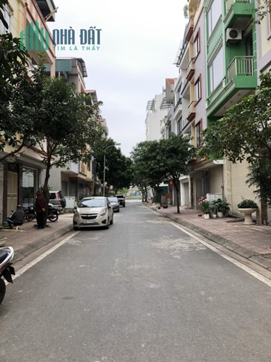 Bán đất Thạch Bàn, vỉa hè, ô tô tránh, 80 m2, MT 5 m, giá chỉ 8 tỷ.