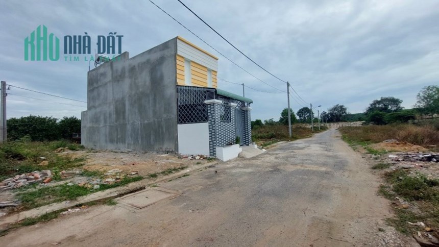 Bán đất QL51, Phước Tân, Biên Hòa: 4(NH: 5,6m) x 16, giá 970 triệu.